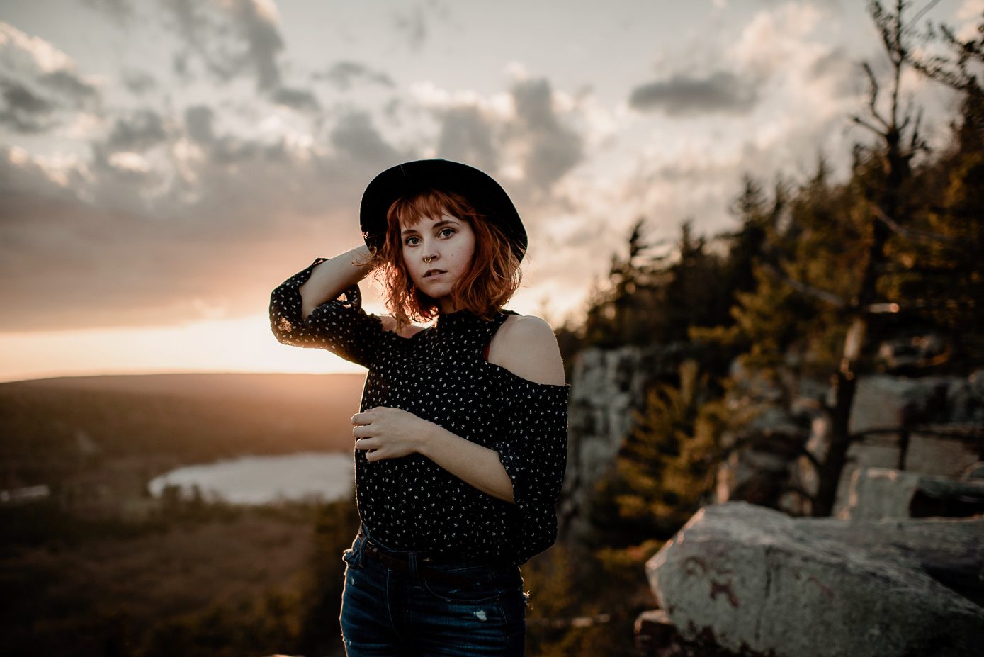 moody evening portraits at devils lake with baraboo photographer