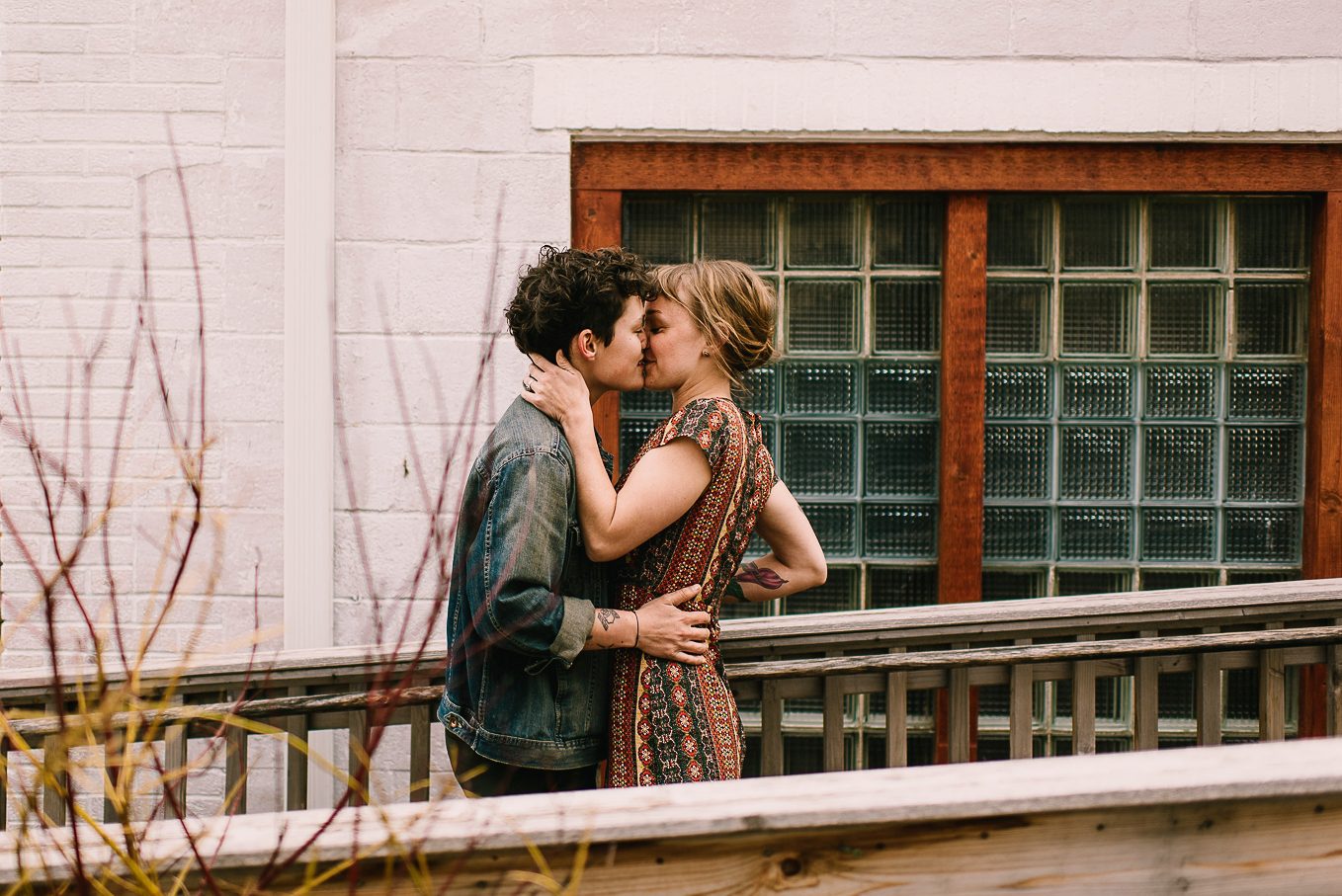 kisses in front of grandpa's pizzeria in williamson st