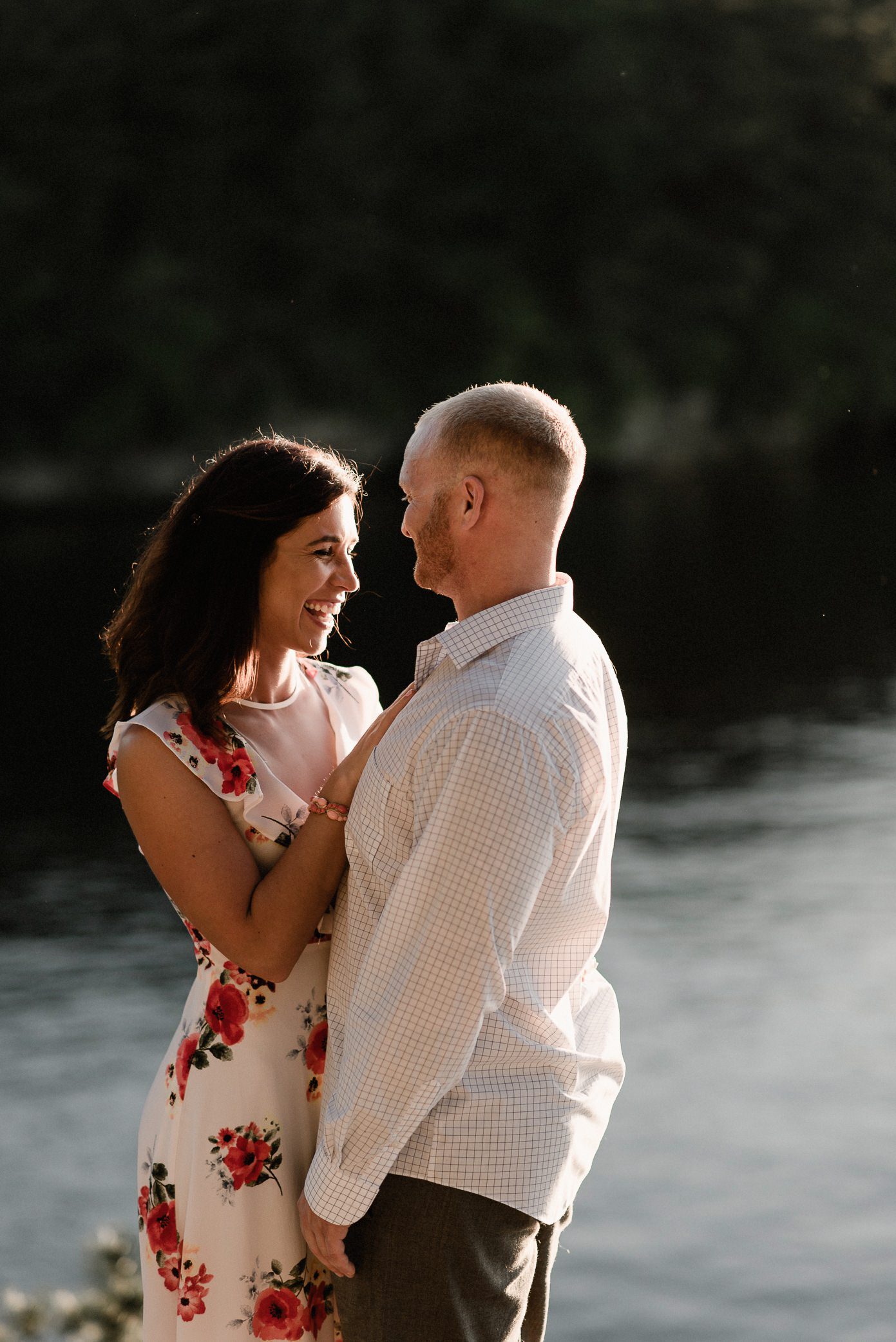 Wisconsin Dells photogpher photographs engagement session on wisconsin river at sunset