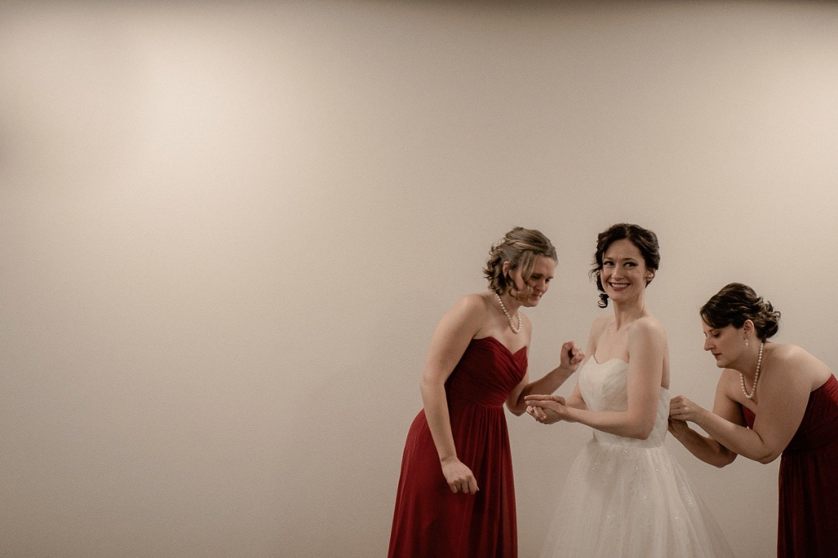Wisconsin bride getting ready