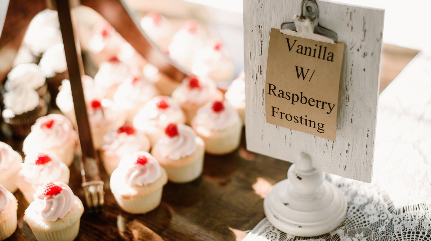 Wedding cupcakes at The Oaks Golf Course in Cottage Grove