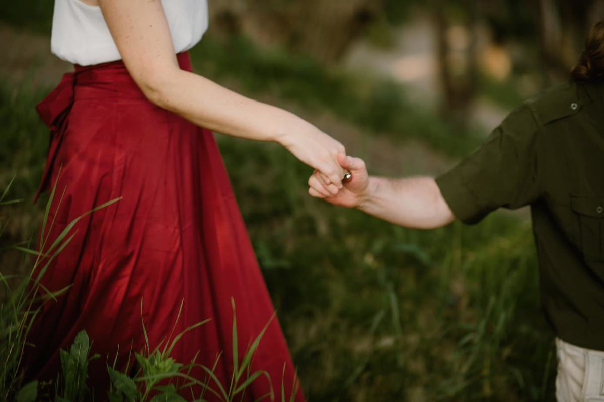 Couple holding hands at Gibraltar Rock