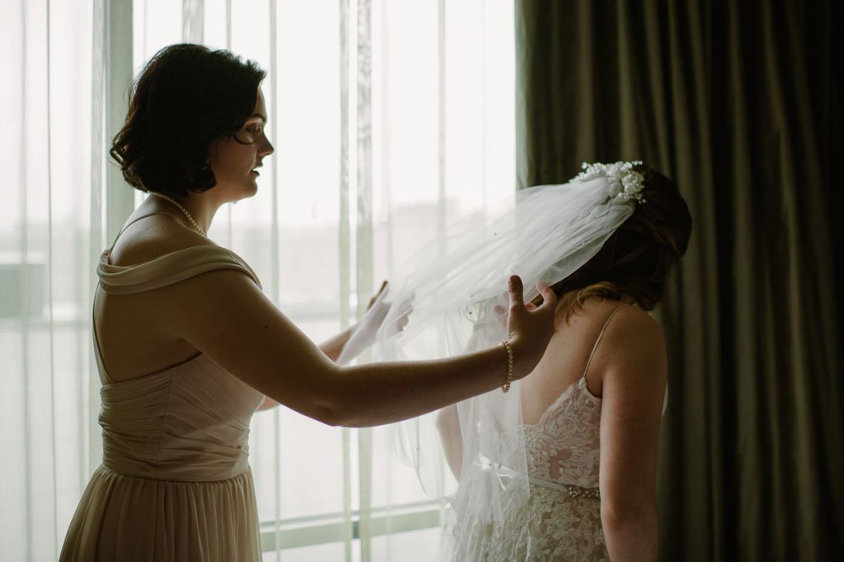 Milwaukee wedding bride getting ready